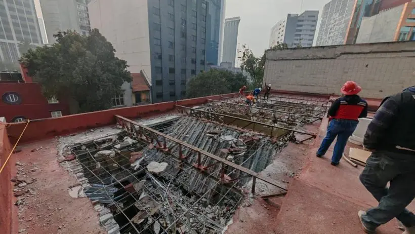 Demolición de losa con trabajadores