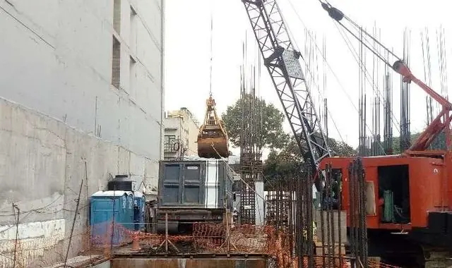 Estructura de concreto en construcción con grúa
