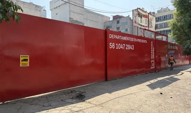 Tapial de herrería sobre la banqueta