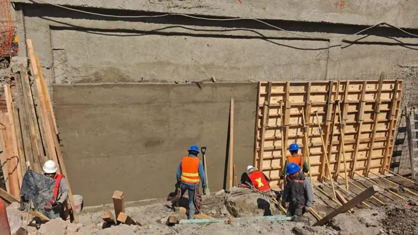Muro con cimbra y trabajadores